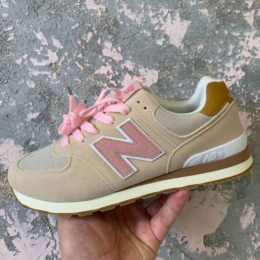 b721407d-686e-4e6c-a4d2-f5f1c9b3292a New Balance 574 Sand / Pink Herren Wildleder Sneakers – Bild 1