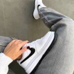 Air Force 1 valkoiset / mustat tennarit-valkoiset nahkakengät mustilla aksenteilla