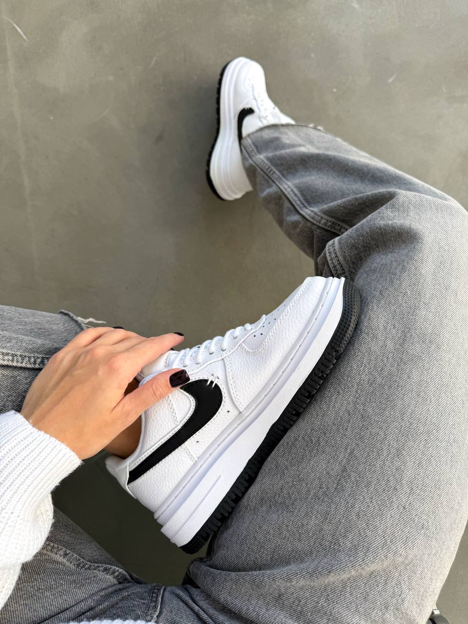 ba23dd9b-3c44-4257-a03d-7a7ece270c32 Sneakers Air Force 1 White / Black-sneakers in pelle bianca con accenti neri - immagine 1