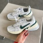 Кросівки Nike V2K Run White Platinum Tint Green — шкіряні та текстильні кросівки
