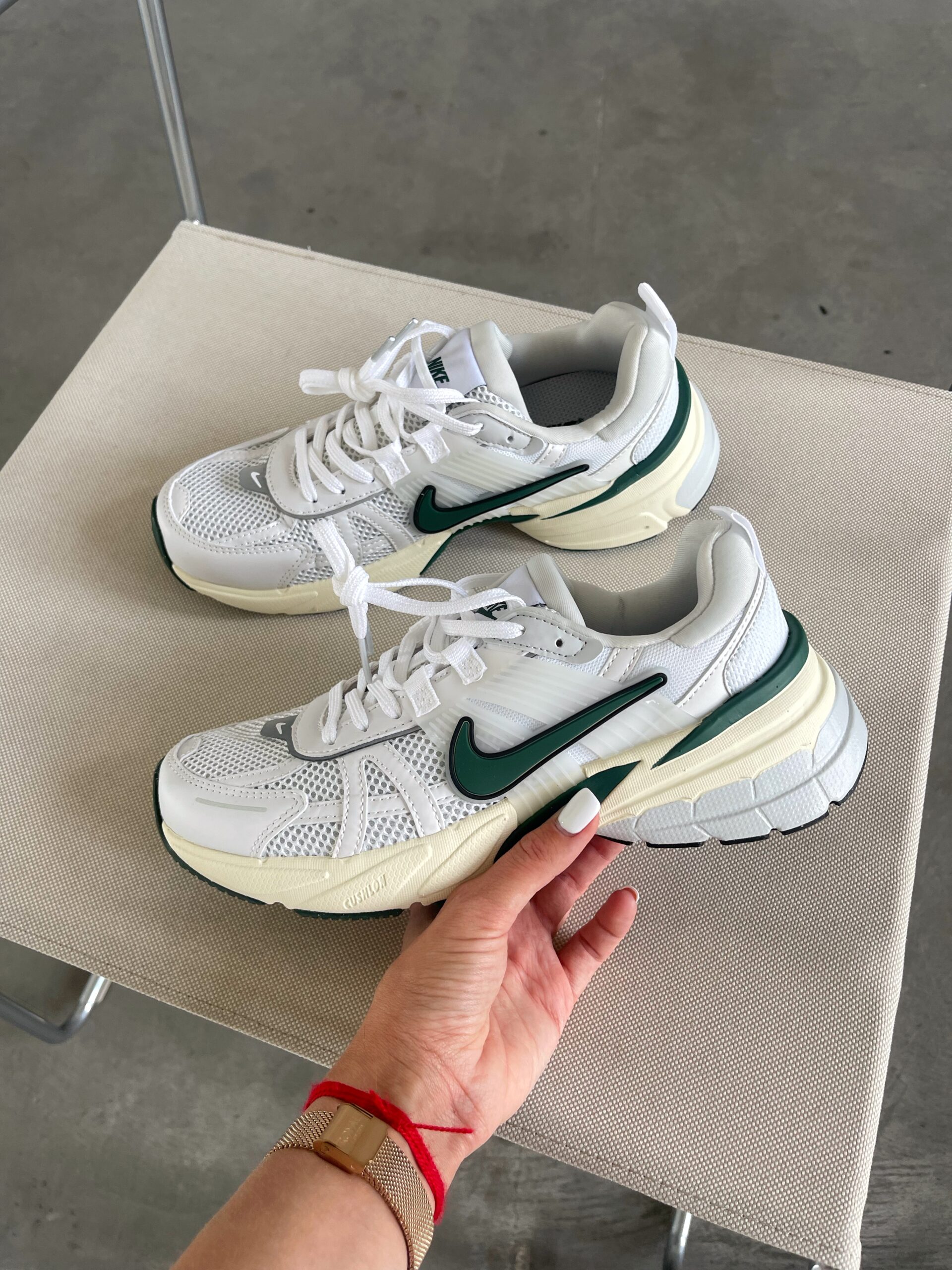 c3bbb6ef-72b3-45ef-9b03-6cdcbb8a6de0 Кросівки Nike V2K Run White Platinum Tint Green — шкіряні та текстильні кросівки - Зображення 1