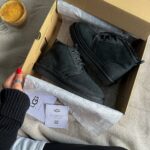 UGG Neumel Black-semišové boty s ovčí kůží pro pohodlí