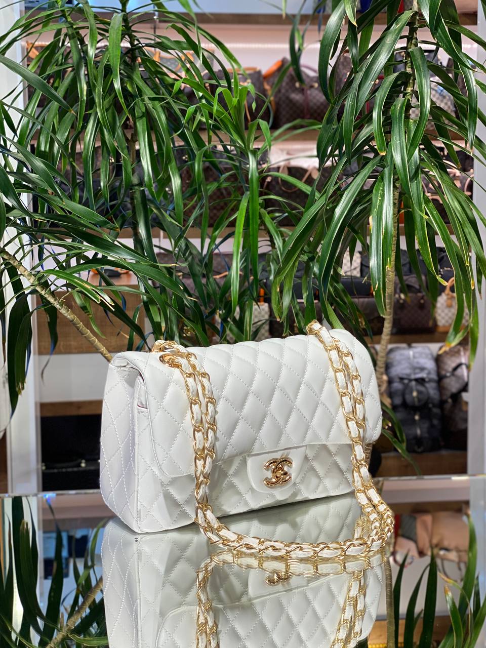 d0ca706e-a447-4b88-bc10-35d0ed7f2f04 Sac Chanel White 2.55 en éco-cuir – Image 1