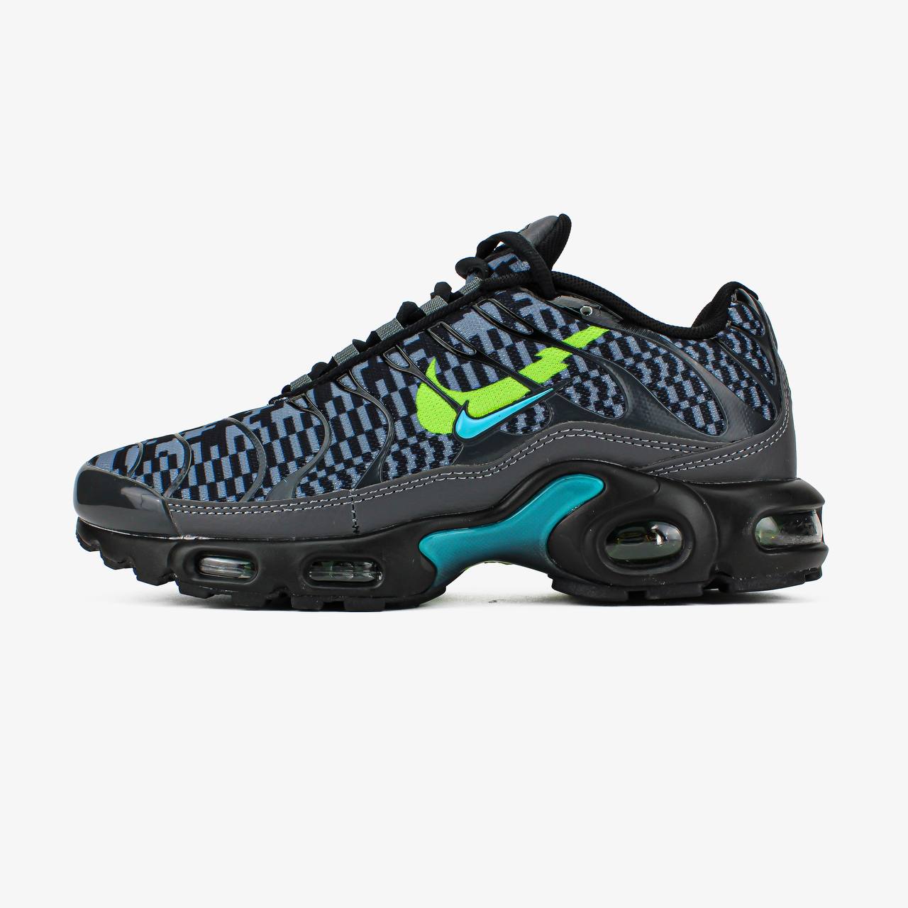 d44076a7-37ab-444e-88e0-9c1fda2363fc Nike Air Max Plus Mustat kaksinkertaiset Swoosh-tennarit-nahkaa ja tekstiiliä - Image 1