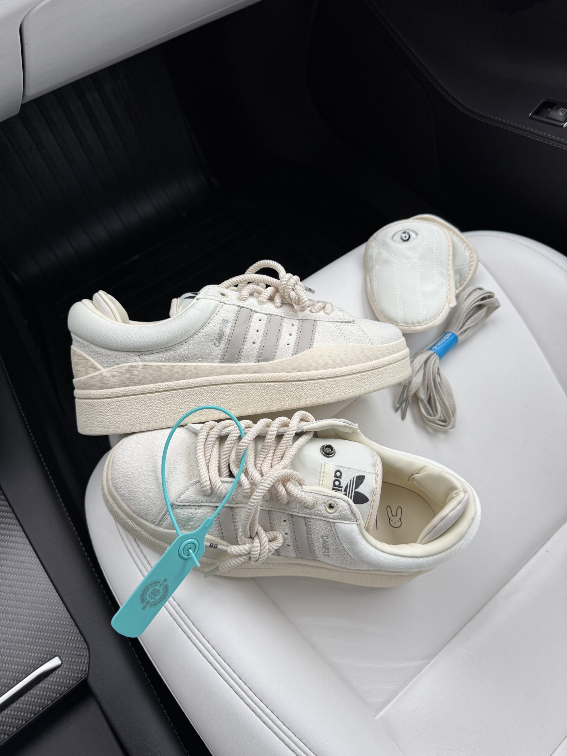 db5e6edf-0c81-4ffd-bd2b-03b1970920a1 Bad Bunny x Campus Beige zamšādas čības stilīgām un ērtām zeķēm - Image 1