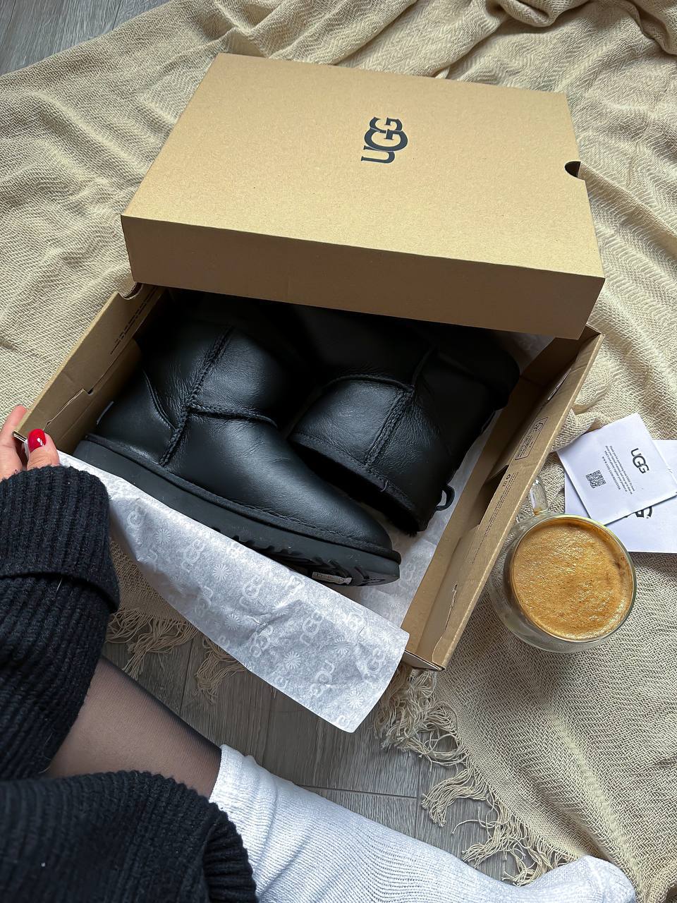 dc4a541d-090c-43c1-bed3-93b1302c9ebc UGG Lether Mini Black — стильні шкіряні чоботи на щодень - Зображення 1