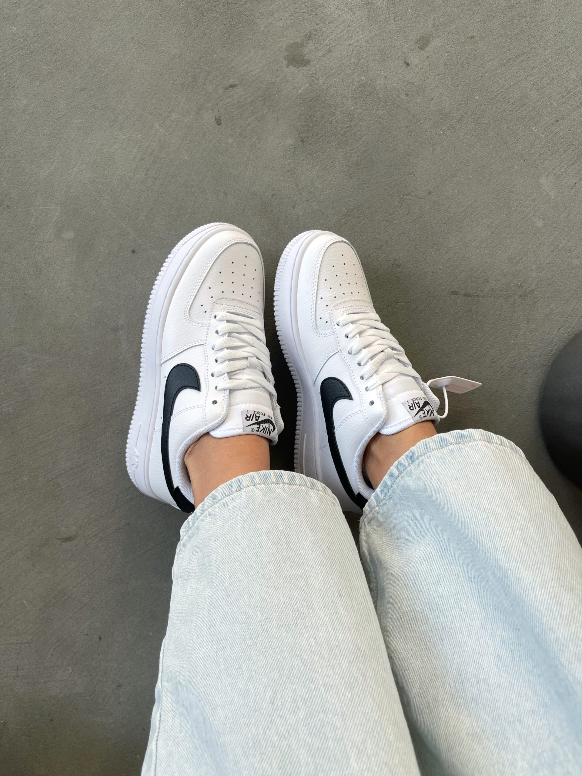 e52d7df6-6643-47ff-8d91-2522d29a4ad3 Кеди Nike Air Force 1 White/Black Premium — стильні шкіряні кеди - Зображення 1