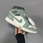 Baskets Air Jordan Retro 1 Mid Jade Smoke-baskets en cuir Premium