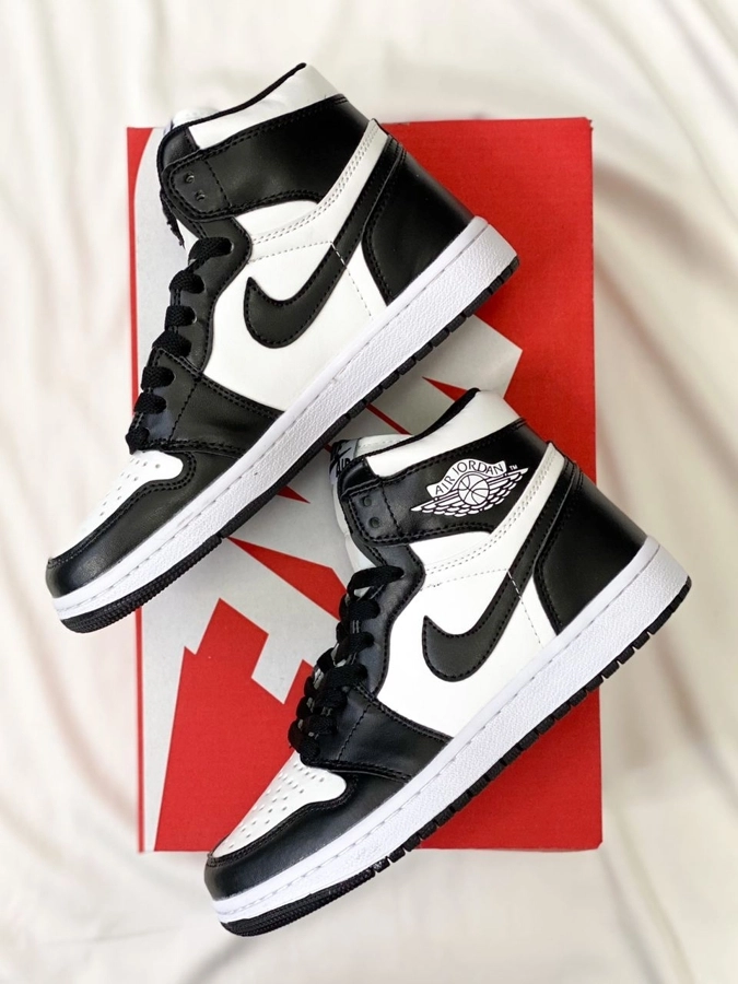 e81be82f-42c8-43c8-a7e5-0f43e3b574c2 Кеди Air Jordan Retro High Black/White — шкіряні високі - Bild 1