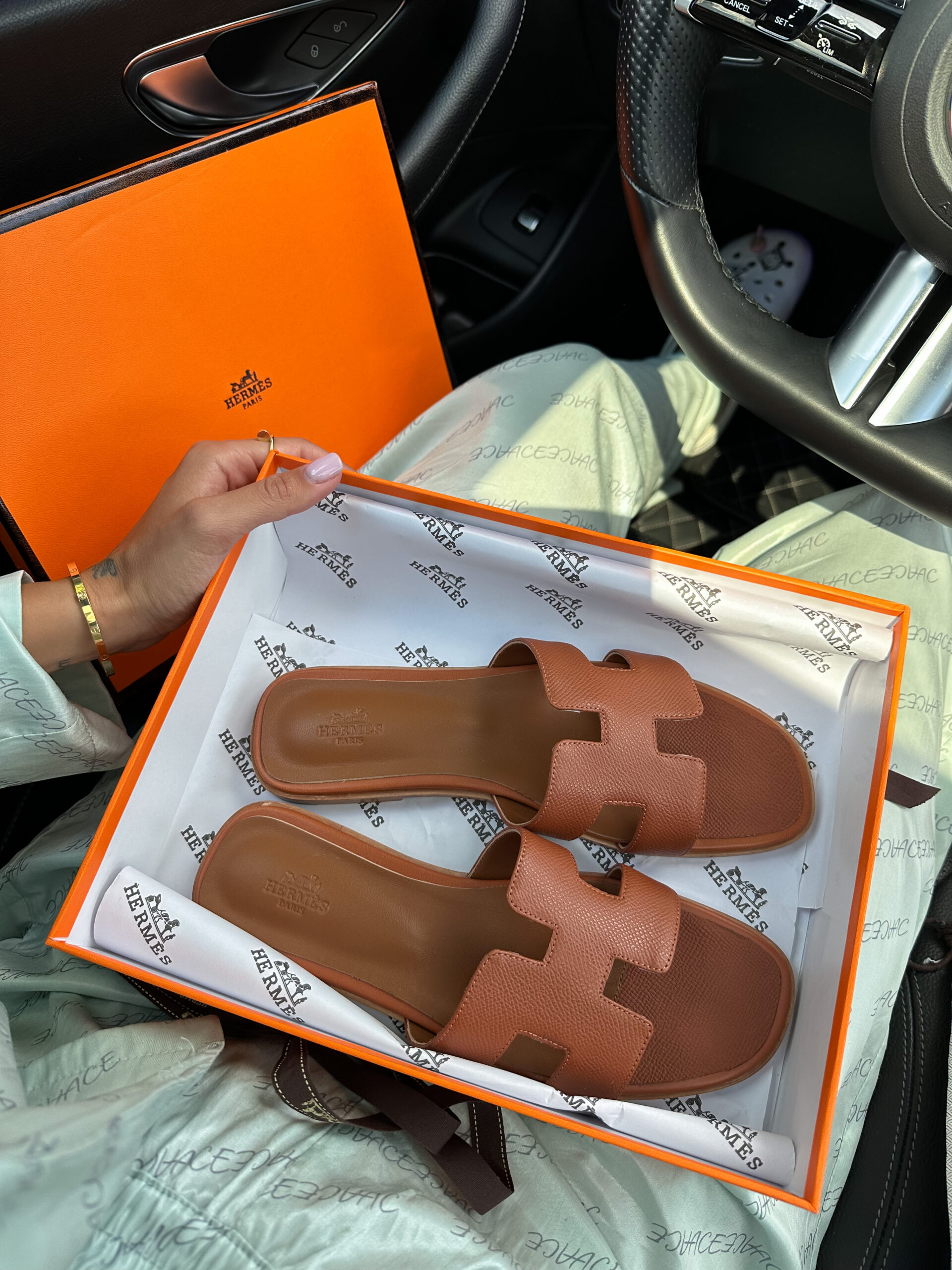 ea9fa391-d01b-43c0-b24c-c8b638fbac76 Капці Hermes Oran Slippers шкіряні жіночі бежеві — изображение 1