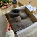 Чоботи UGG Classic Mini Grey – замшеві стильні зимові чоботи