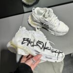 Batai Runner White graffiti iš odos - stilingas miesto dizainas