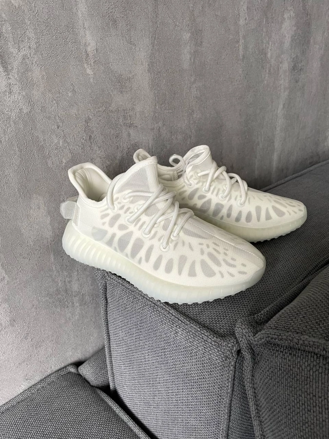 ef58231b-33ea-4883-aae8-89539318aff4 Кросівки Yeezy 350 V2 Mono White — стильні текстильні кросівки - Зображення 1