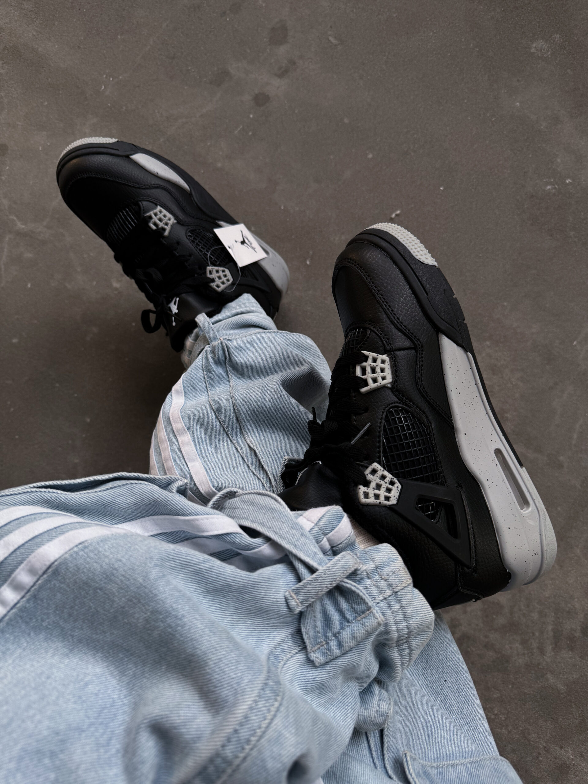 ef72a85c-1074-490e-9748-1a51aca0bb50 Кросівки Air Jordan 4 Retro Black Grey з шкіри та хутра - obrazek 1