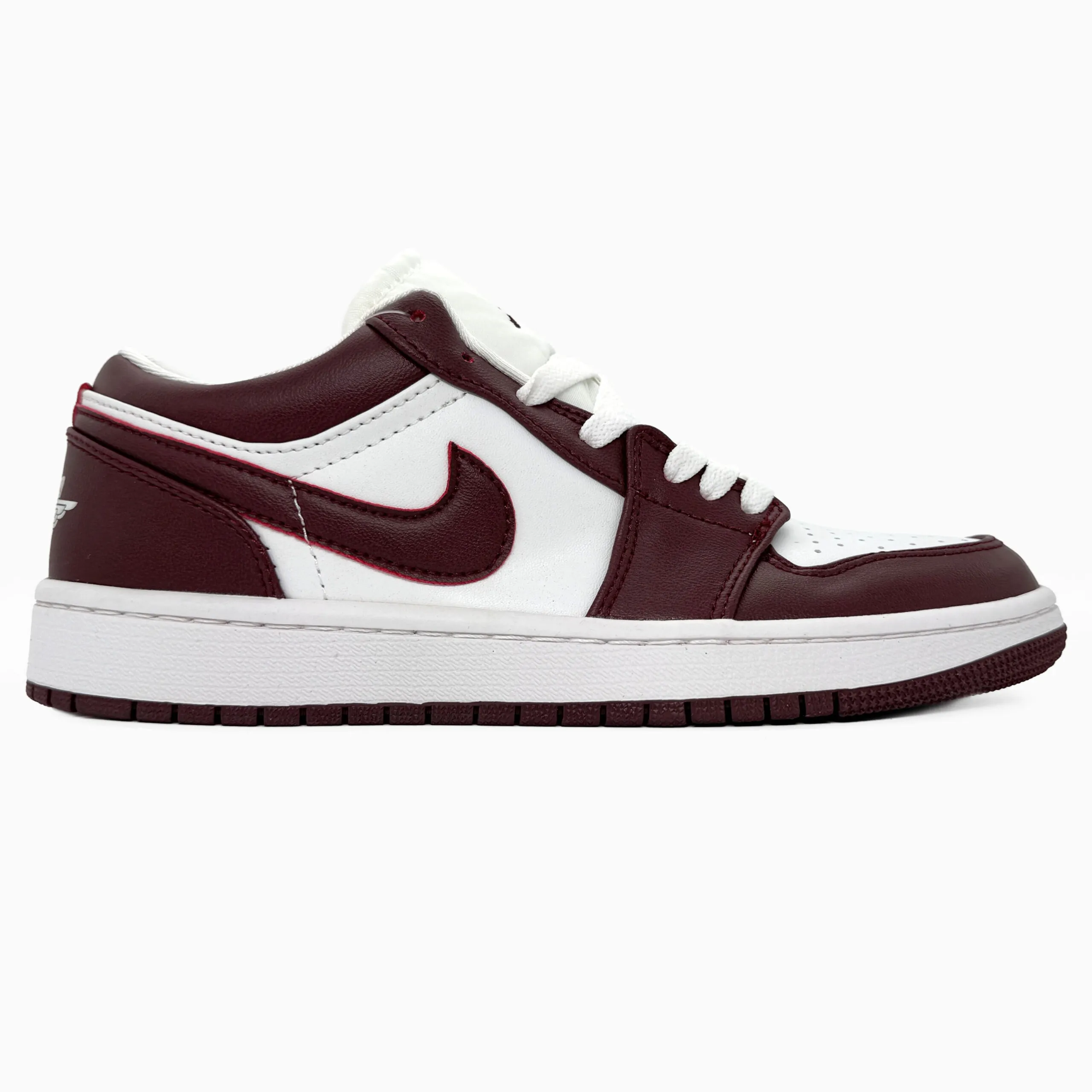 f67fa6f8-6574-4cc4-ae5b-f8f53dc7c427 Nike Jordan 1 Retro matala valkoinen / bordo nahka lenkkarit-tyyli ja mukavuus - Image 1