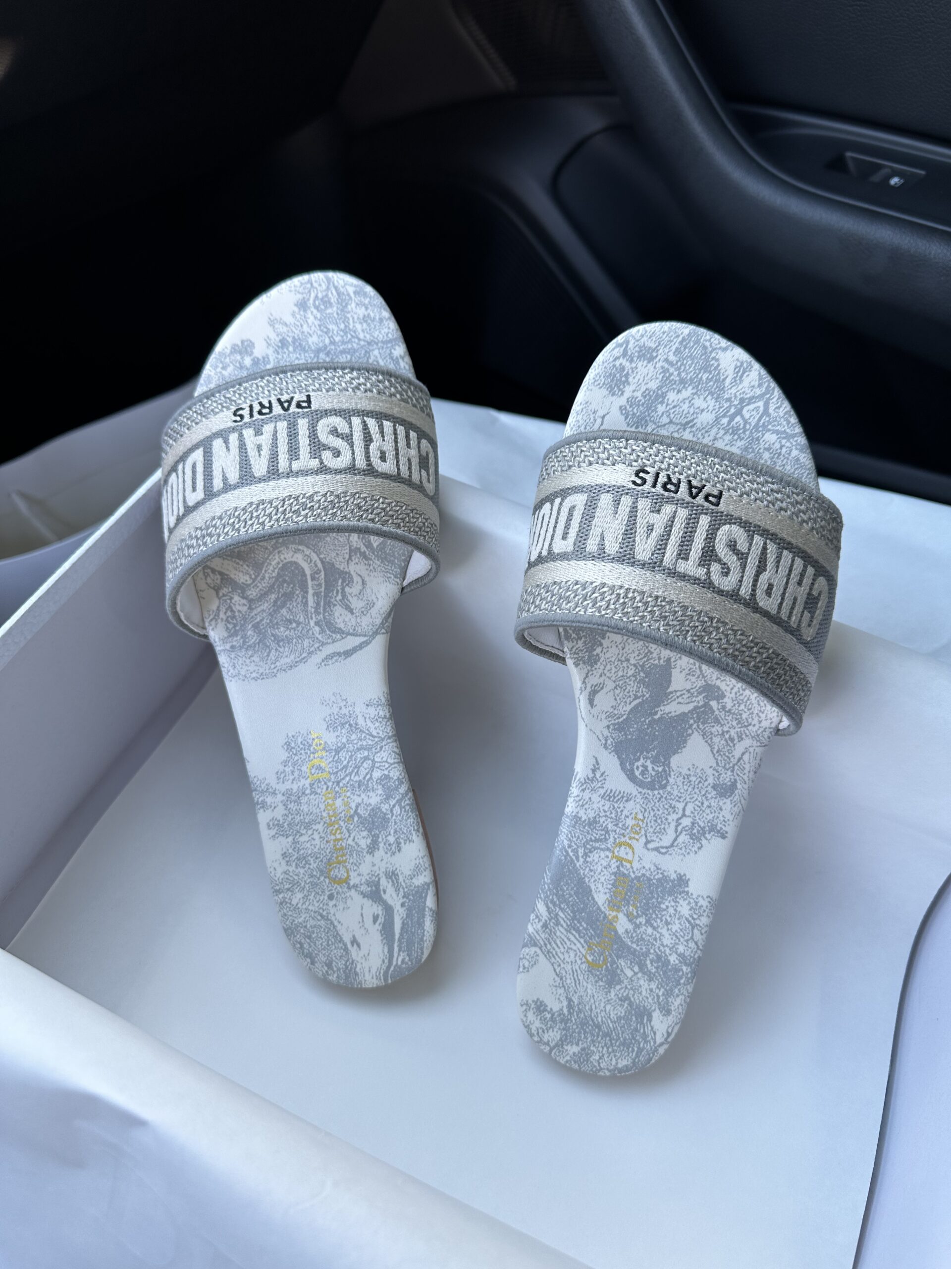 fd5567e0-d3b7-4c1d-8652-b3b07179b198 Капці у стилі Dior Sandal White/Grey — легкі текстильні капці - Зображення 1