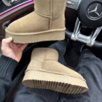 UGG Mini Platform grass green camoscio con pelliccia elegante e confortevole