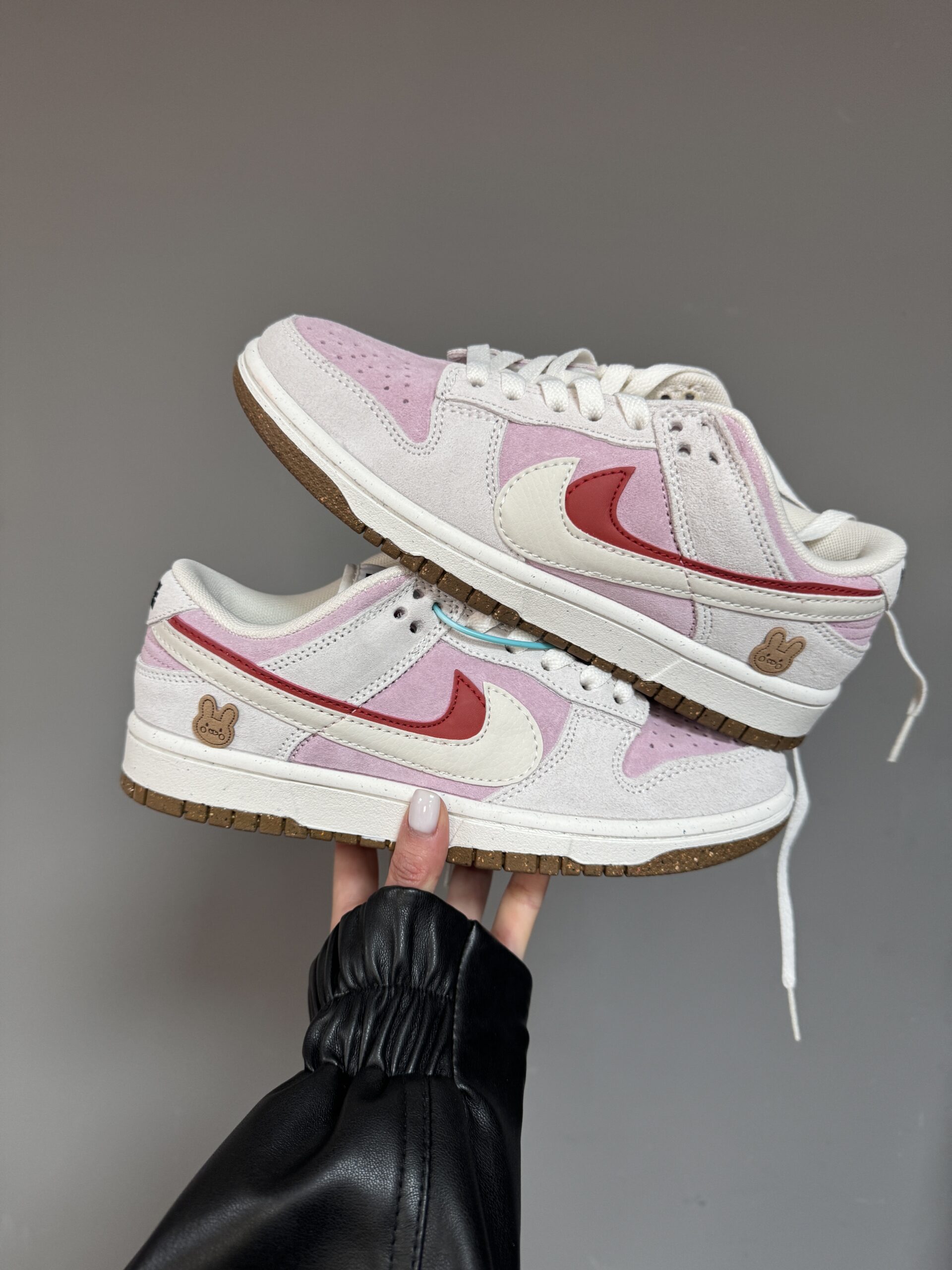 02523950-9655-448c-844e-ccfaa6646020 NIKE SB Dunk ' 85 Dobbel Swoosh Rosa Kanin Joggesko Premium Semsket Skinn / Lær - Bilde 1