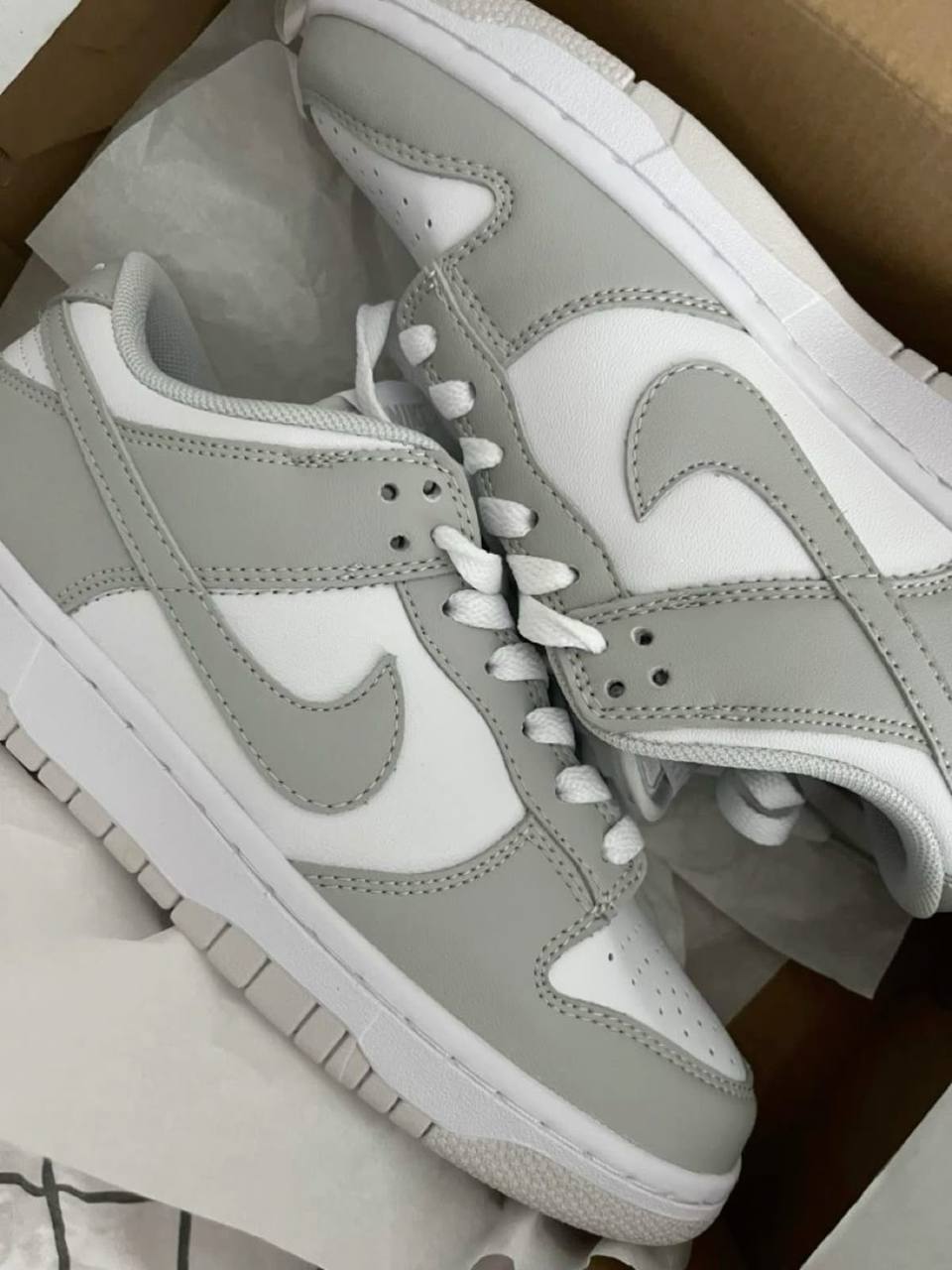 043f6497-149a-42d4-b4c9-30333a7f56ee Кеди Nike SB Dunk Low White/Gray — шкіряні, стильні та зручні — изображение 1