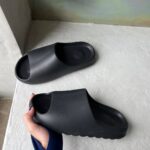 Капці Adidas Yeezy Slide Black — легкі піна для комфорту