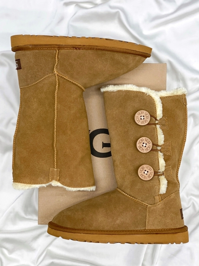 138510c5-1456-490d-98c6-b709cdeb435a UGG Bailey Button Triplet II High Caramel — жіночі замшеві уггі - Зображення 1