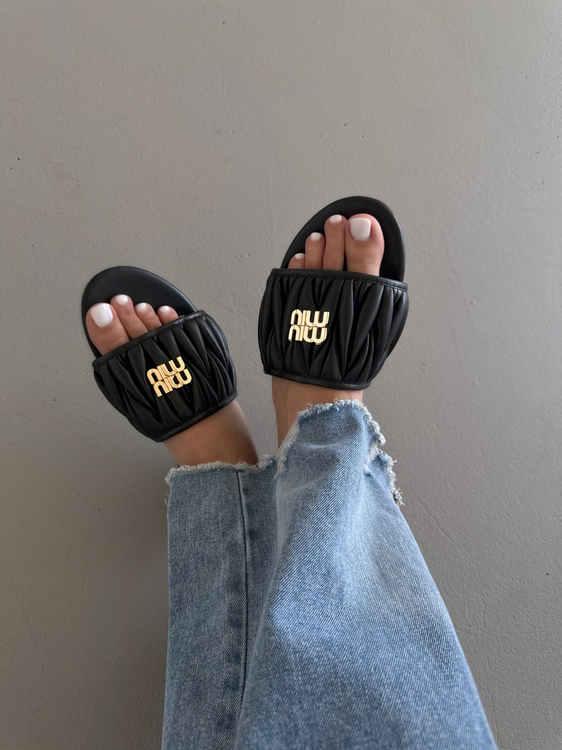 170bd994-e252-47cb-b093-9ed53ab8b619 Pantofle MIU MIU Matelassé Nappa Black-styl a pohodlí pro každý den - Obrázek 1