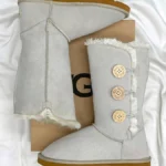 UGG Bailey Button Triplet II White-stylové semišové boty s kožešinou