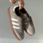 Samba Chalky Brown zomšiniai kėdės stilingam kasdieniam įvaizdžiui