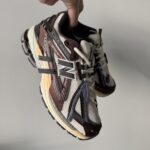 1906a harmaat viininpunaiset nahasta ja tekstiileistä valmistetut tennarit-mukavuutta ja tyyliä