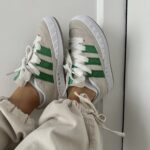 ADIDAS ADIDAS Cream / Green Sneakers aus Premium-Wildleder