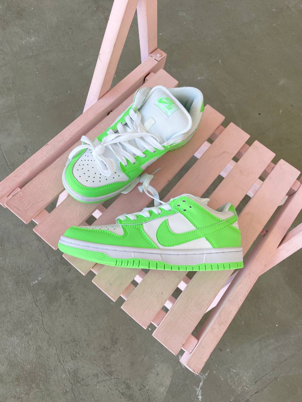 47bdfd5e-88dc-4e5f-b7f2-bc624c7d5a08 Baskets Nike SB Dunk Low Acid Green-sport en cuir élégant – Image 1