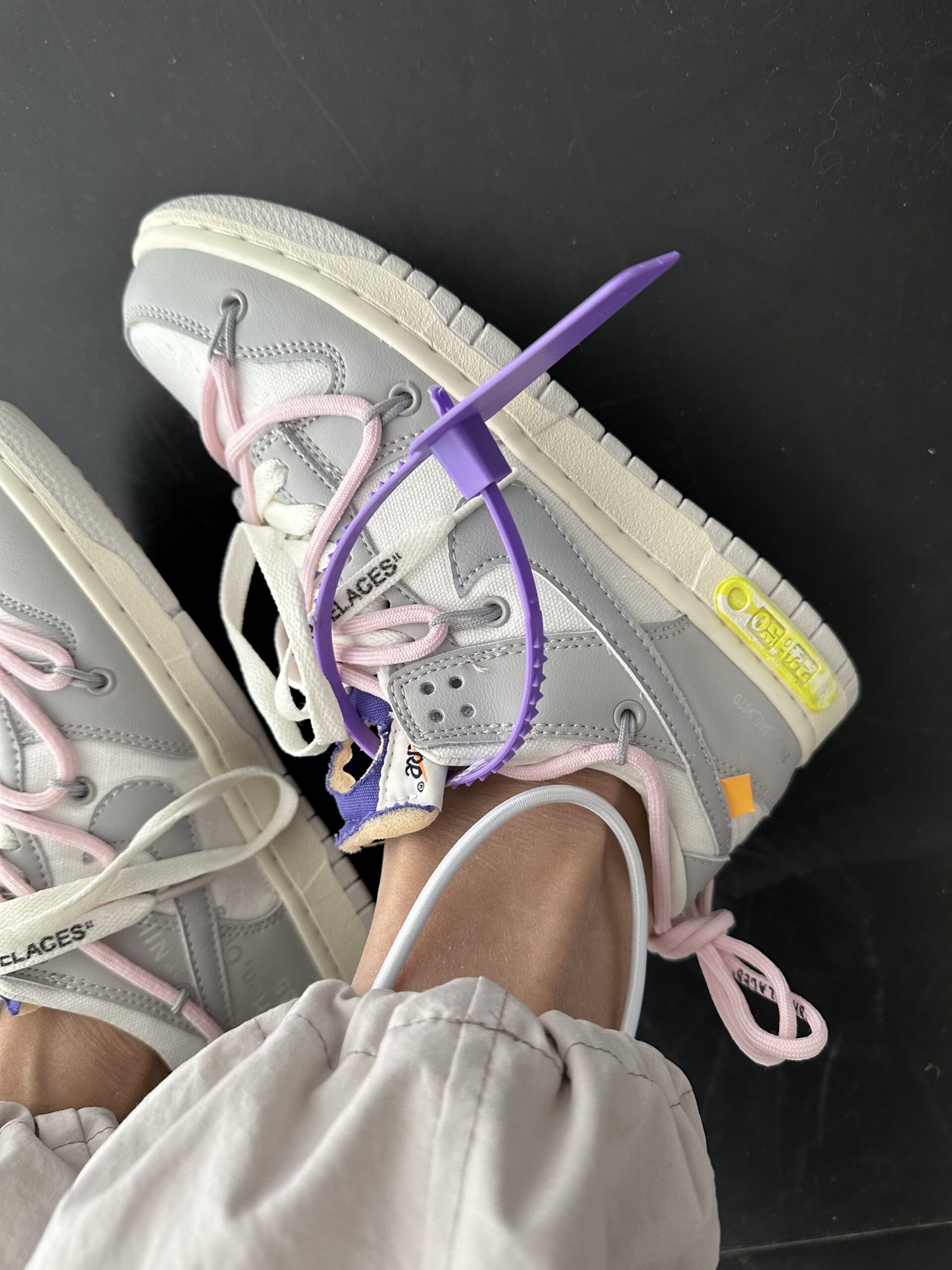 51ff7d9f-50b6-4008-bd5d-76a5bbe71332 Nike SB Dunk x OFF-WHITE Lot 24: 50 Premium-cuir et textile – Image 1