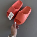 Les pantoufles Yeezy Slide Orange sont en mousse, légères et confortables pour un usage quotidien