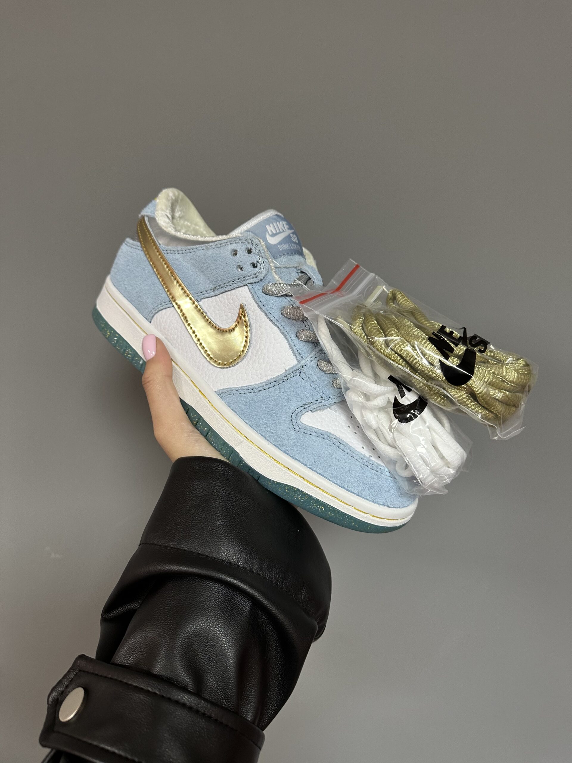 58a05388-5601-4522-8285-5a6863f71855 Baskets NIKE SB Dunk "Sean Cliver" - daim et cuir, qualité supérieure – Image 1