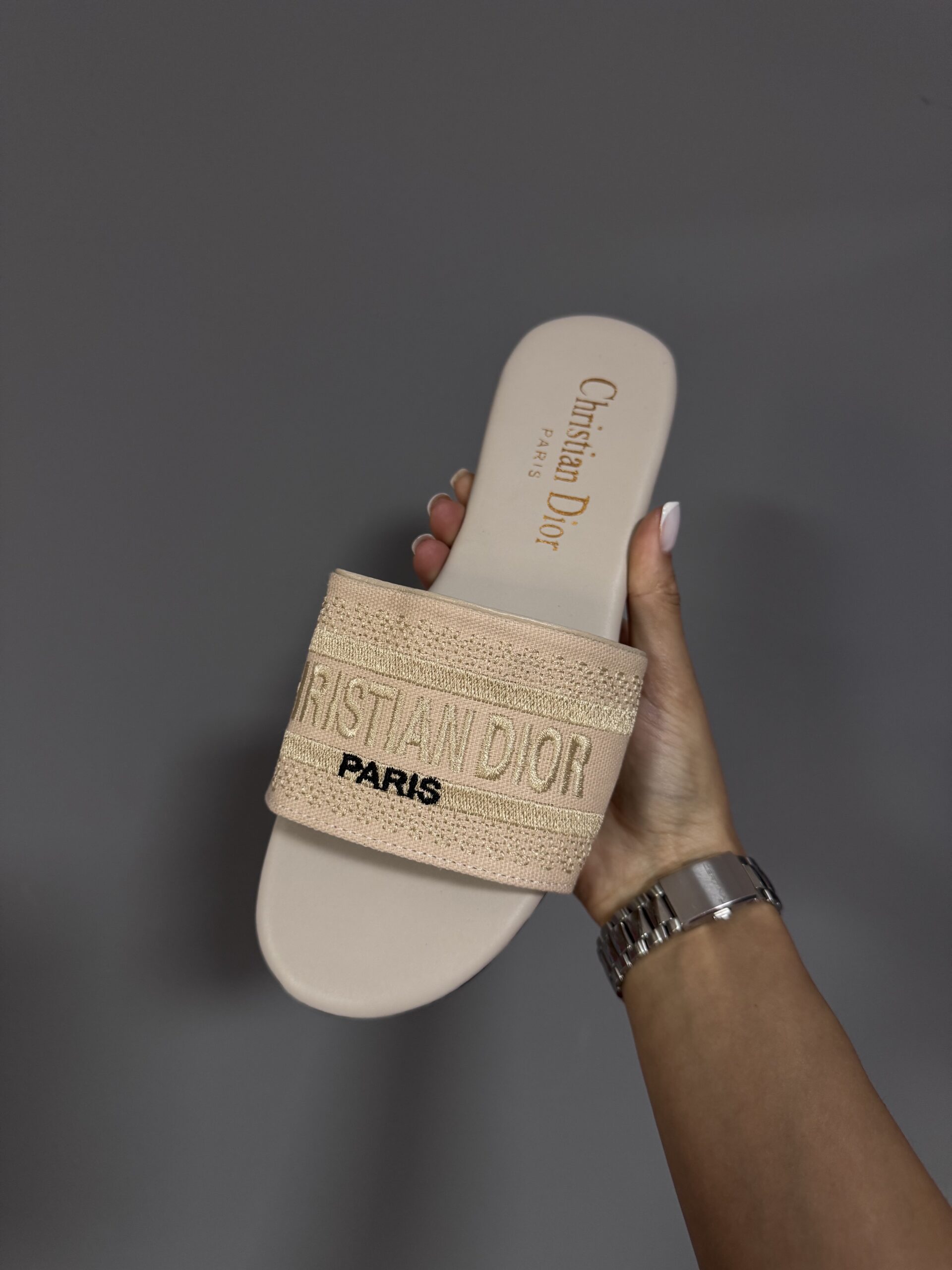 7592832a-9b95-4fdf-9db8-e33d2e76e68a Chaussons Christian Dior Dway Slide Beige-élégant et confortable – Image 1