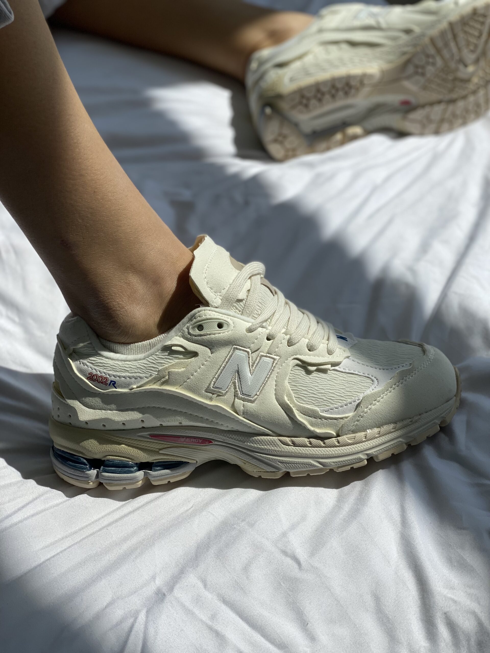 7acf35a2-2771-48ca-9747-22415b151f09 Sneakers 2002r Sea Salt Cream pelle / pelle scamosciata premium - immagine 1