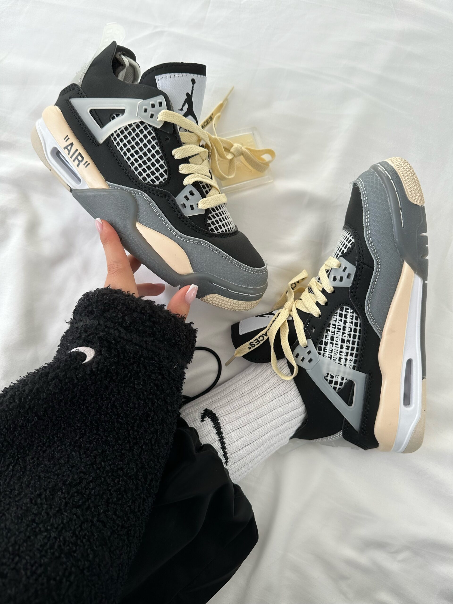 8875eced-9bff-4422-98a2-dd1478f807cc Kedas AIR JORDAN retro 4 x Off WHITE Black / Beige Premium - Image 1