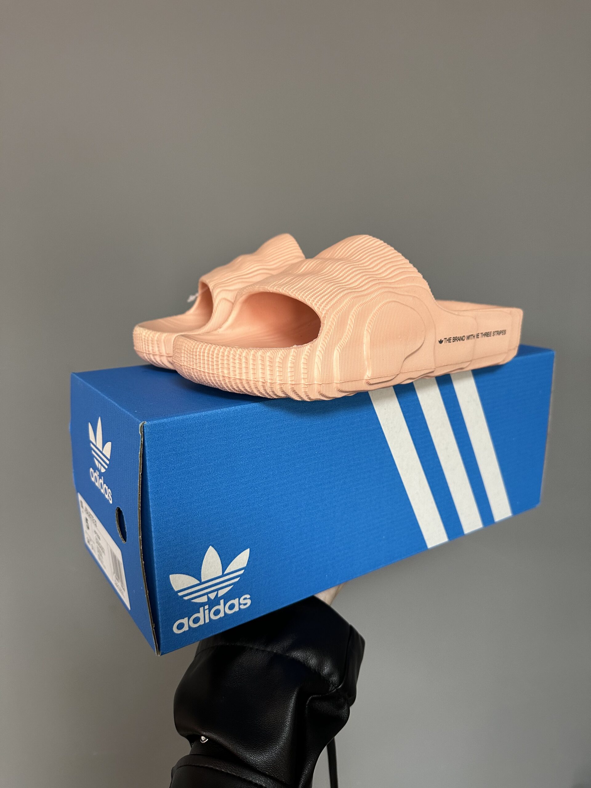 8d24ff1c-f7c7-4e5d-8d27-1b378d661051 Капці ADIDAS Adilette Peach Slides для комфорту та відпочинку — изображение 1