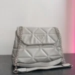 Sac Prada Grey Triangle-Eco cuir, élégant et polyvalent