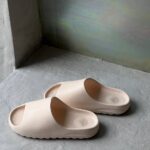 Капці Adidas Yeezy Slide Bone — чоловічі пінні слайди