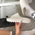 Pantofle Yeezy Slide Bono White s EVA-pohodlí a styl pro každodenní nošení