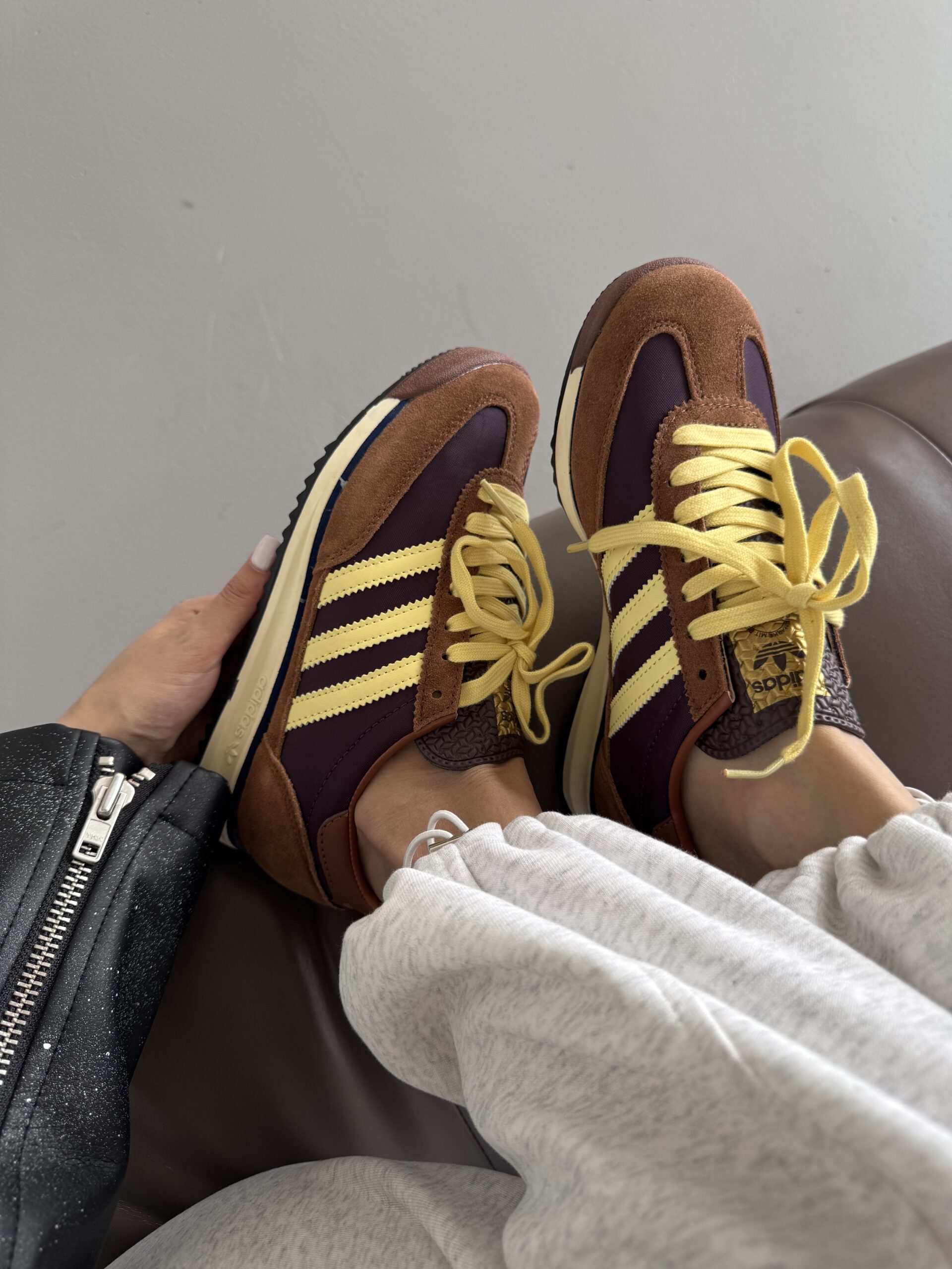 b80eb31d-40e6-4441-b783-6573bce2b524 ADIDAS SL 72 Brown / Yellow Wildleder Sneakers für den urbanen Stil – Bild 1