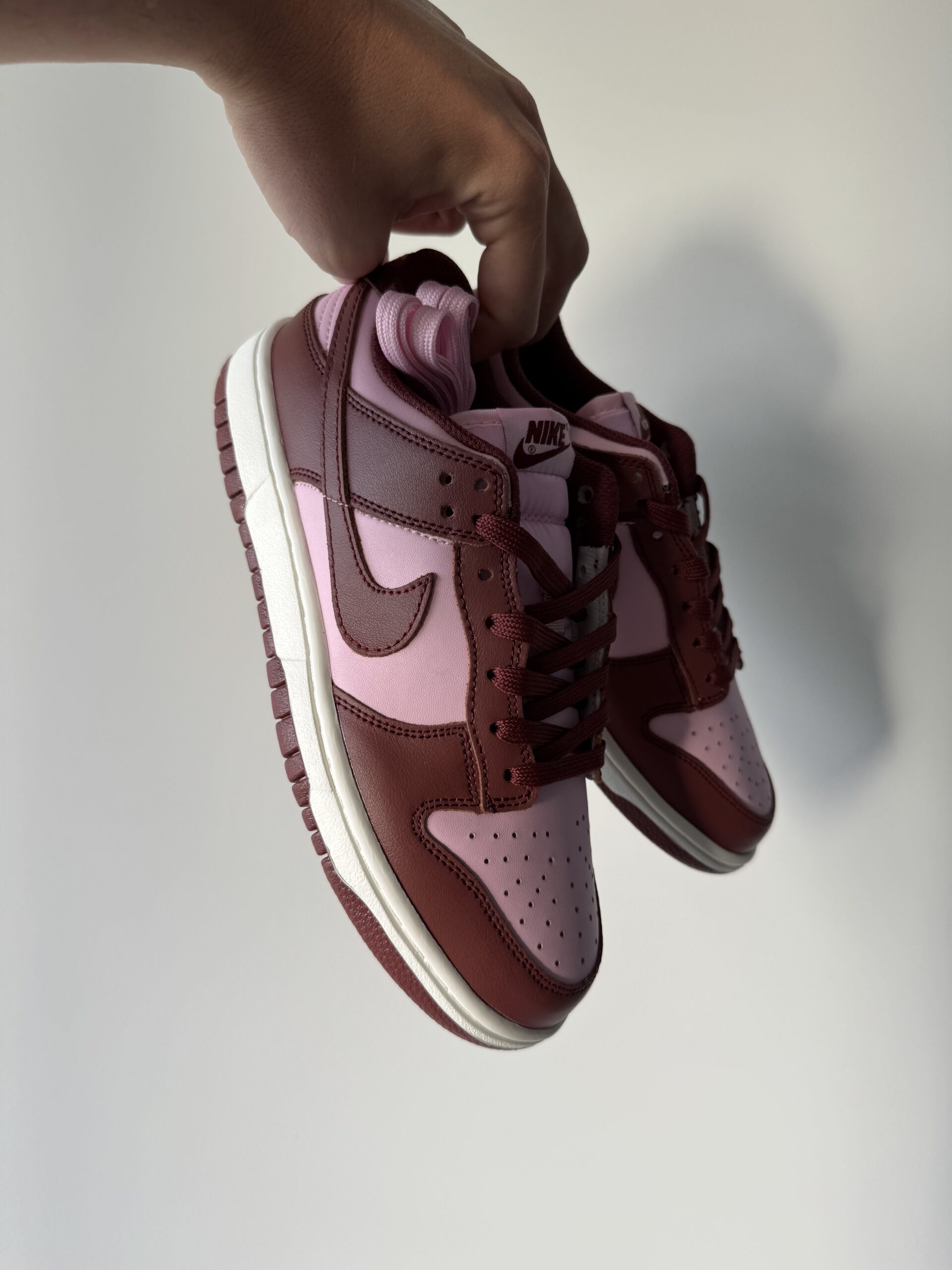 b855eb53-e1c0-48fa-841b-af19cf6b6f8c Dunk Brown / Pink ādas čības-stilīgas un ērtas ikdienas valkāšanai - Image 1