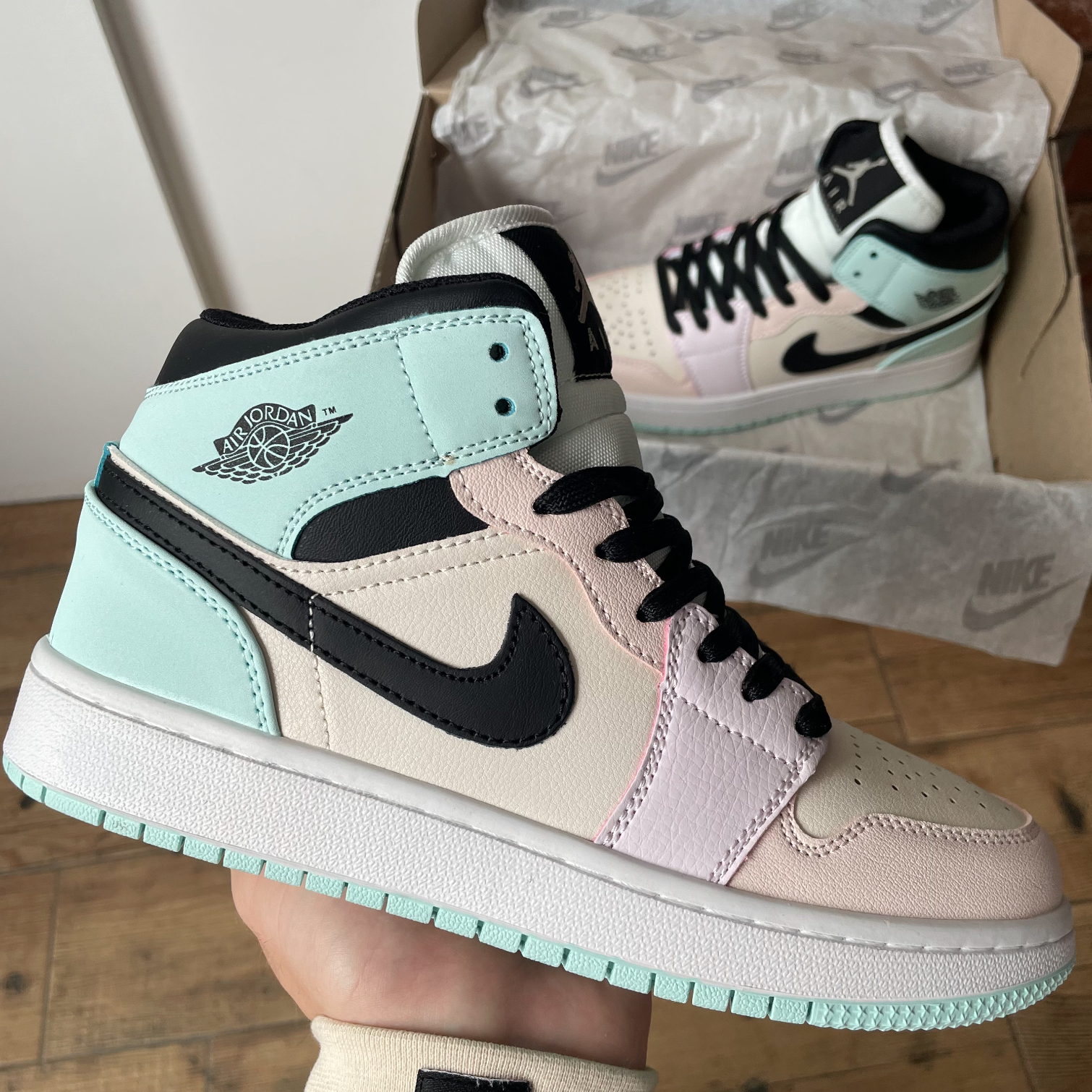 ba92963b-68ce-4297-b30e-ad46b245dc02 Nike air Jordan 1 Retro Multicolor Mid-baskets en cuir Premium – Image 1