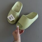 YEEZY Slide Resin Hausschuhe sind leicht und bequem für den täglichen Gebrauch