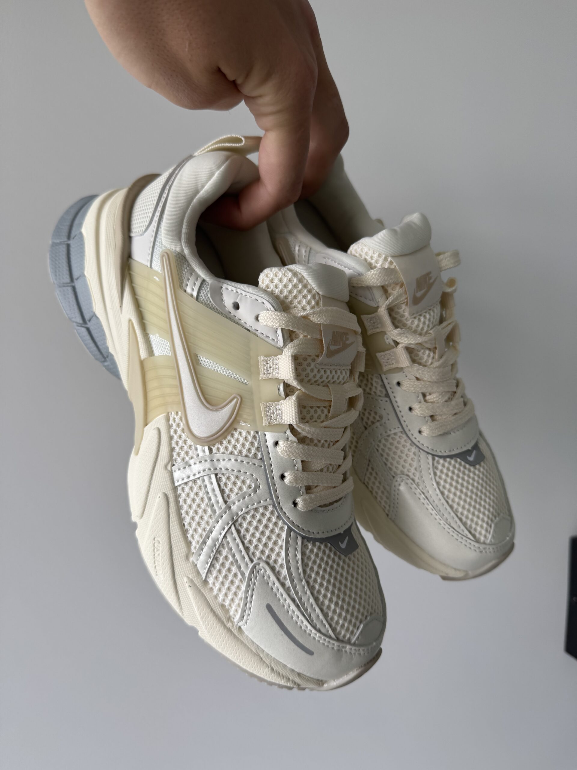 c2382e59-d2c0-4df4-a0d6-1a74e95fb254 Baskets v2k Beige / Grey textile et cuir Premium – Image 1