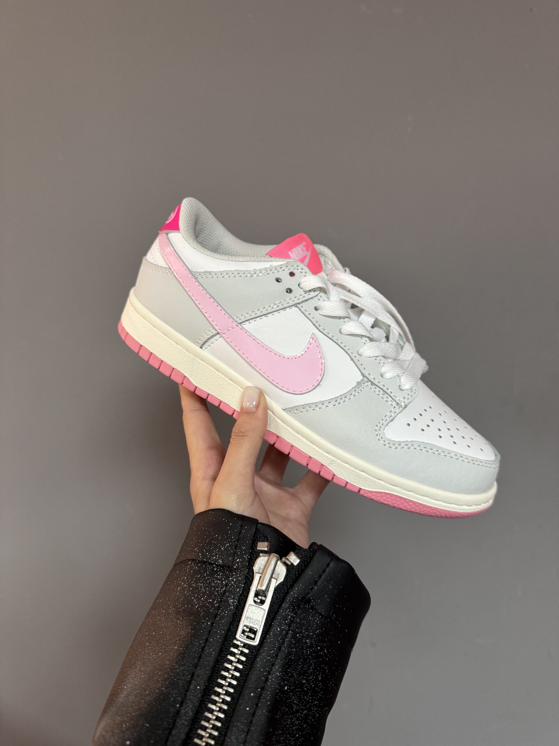 c722370c-0e10-4c7f-b8c1-587ec33850f9 Baskets NIKE SB DUNK Light Grey / Pink-cuir, qualité supérieure – Image 1