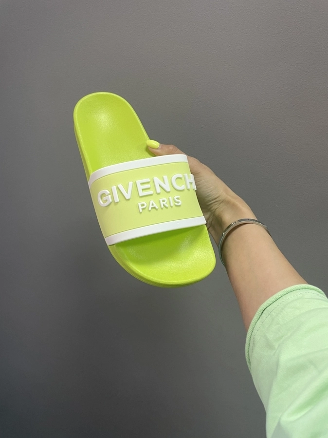 cb146e38-cbc3-4cbe-9ea8-1717e373f408 Chaussons Givenchy Lime en caoutchouc de qualité pour un port confortable – Image 1