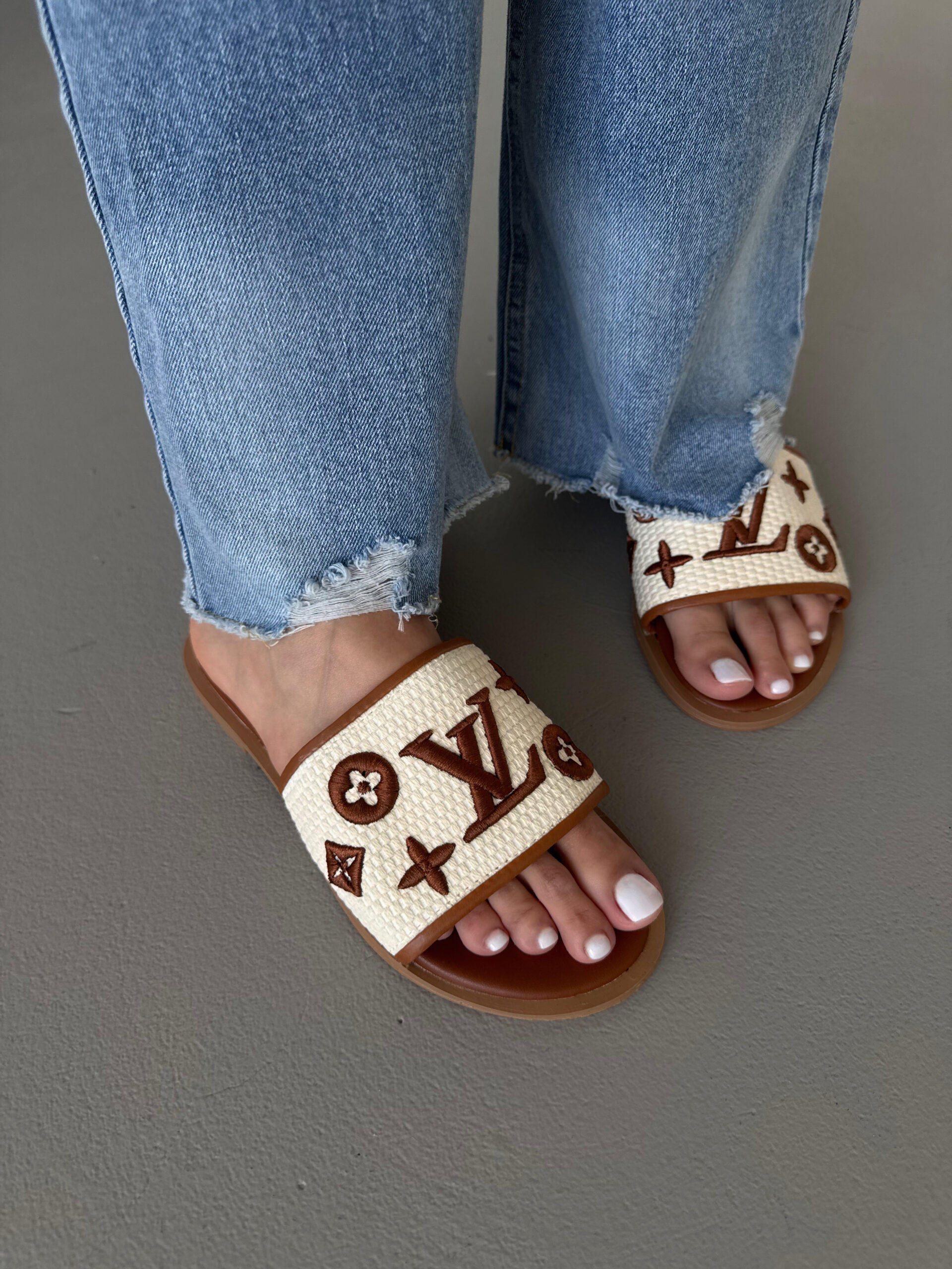 d0cb1f86-24dc-4773-b1a5-5381f578d387 LOUIS VUITTON GINGER / CREAM SLIDES — шкіряні та текстильні сліди — изображение 1