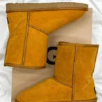 Чоботи UGG Classic Short Caramel — замша та штучне хутро